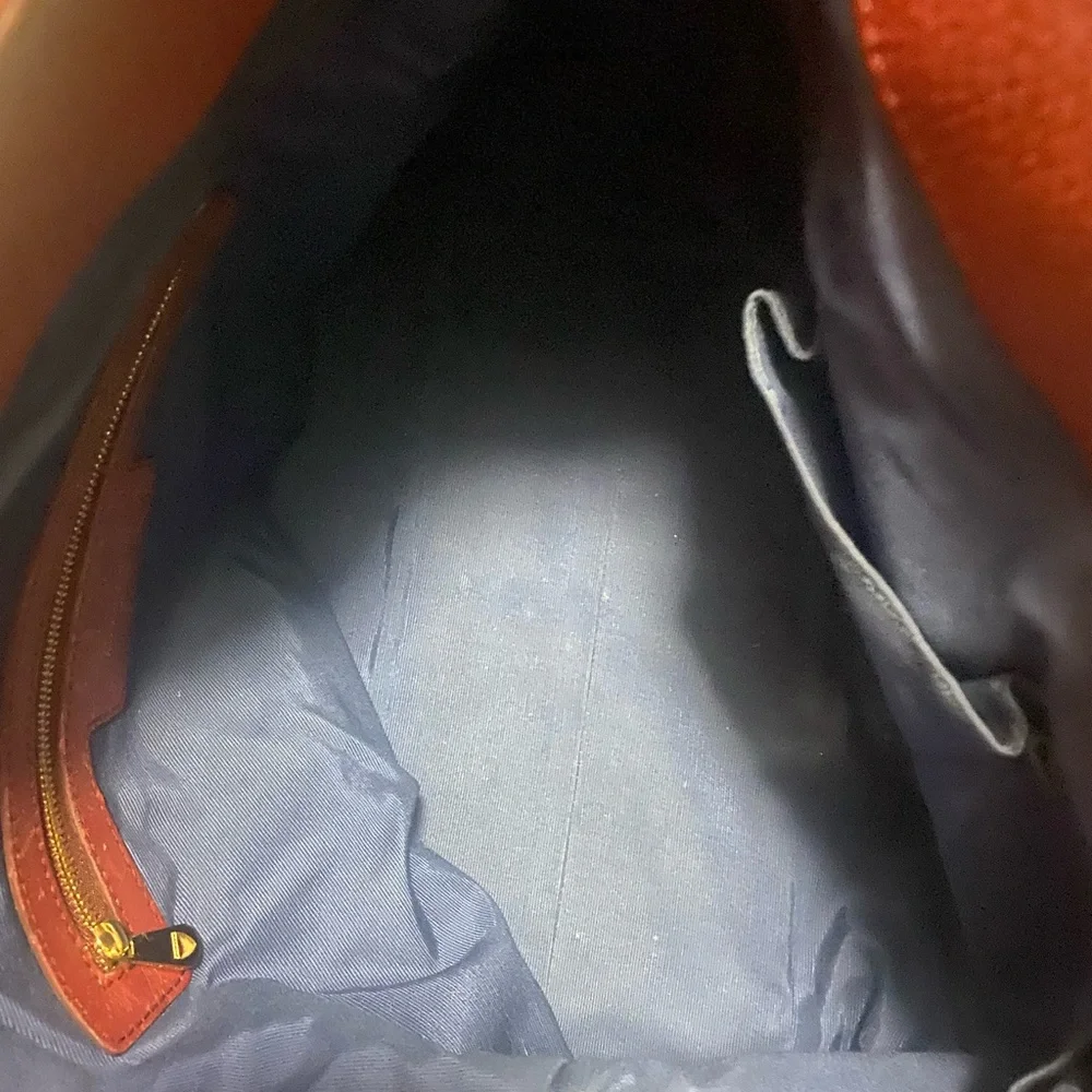 Beautiful maroon purse in great condition. A bit of wear on the strap. - Picture 6 of 7